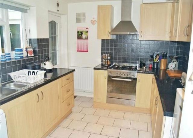  Image of 2 bedroom Maisonette to rent in Collier Close Epsom KT19 at Collier Close, West Ewell, Epsom KT19
