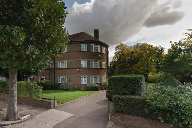  Image of 2 bedroom Flat to rent in Grove Close Avenue Road London N14 at Grove Close, Avenue Road, London N14