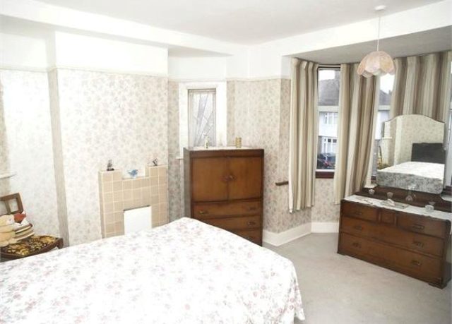  Image of 3 bedroom Semi-Detached house for sale in Station Avenue Ewell Epsom KT19 at Station Avenue, West Ewell, Epsom KT19