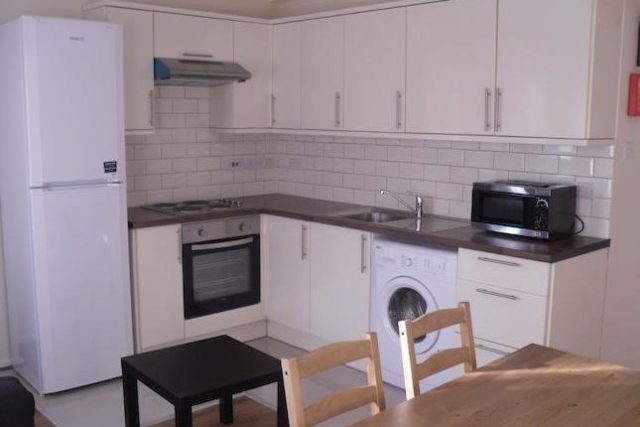  Image of 4 bedroom Flat to rent in Forsyth Gardens London SE17 at Forsyth Gardens, London, Kennington/Oval SE17