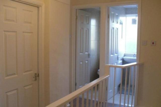 Image of 4 bedroom Flat to rent in Forsyth Gardens London SE17 at Forsyth Gardens, London, Kennington/Oval SE17