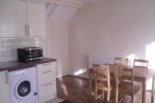  Image of 4 bedroom Flat to rent in Forsyth Gardens London SE17 at Forsyth Gardens, London, Kennington/Oval SE17