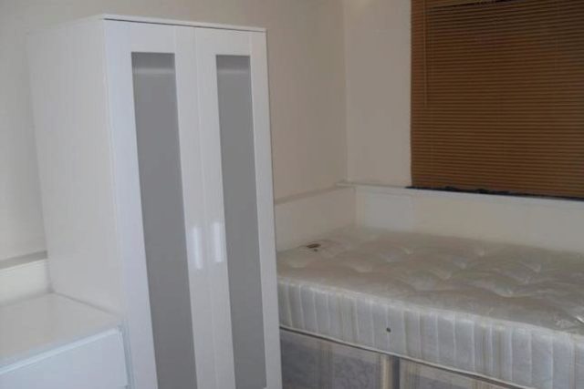  Image of 4 bedroom Flat to rent in Forsyth Gardens London SE17 at Forsyth Gardens, London, Kennington/Oval SE17