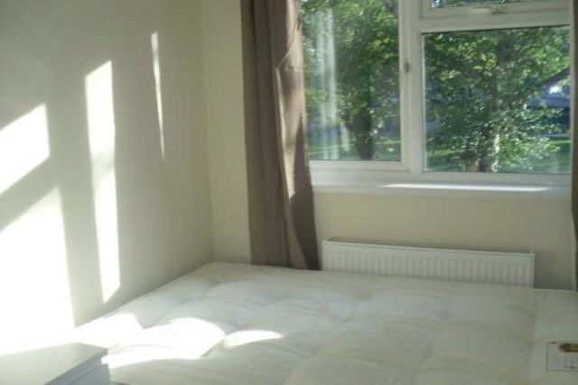  Image of 4 bedroom Flat to rent in Forsyth Gardens London SE17 at Forsyth Gardens, London, Kennington/Oval SE17