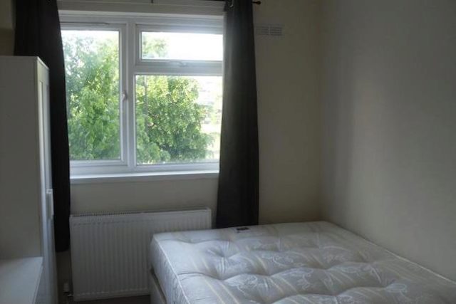  Image of 4 bedroom Flat to rent in Forsyth Gardens London SE17 at Forsyth Gardens, London, Kennington/Oval SE17