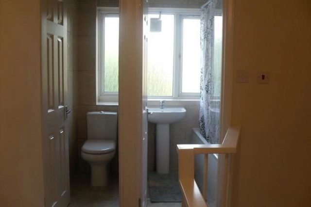  Image of 4 bedroom Flat to rent in Forsyth Gardens London SE17 at Forsyth Gardens, London, Kennington/Oval SE17
