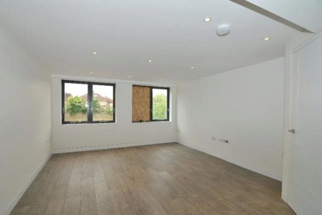  Image of 1 bedroom Flat to rent in Ladysmith Road Enfield EN1 at Ladysmith Road, Enfield, London EN1