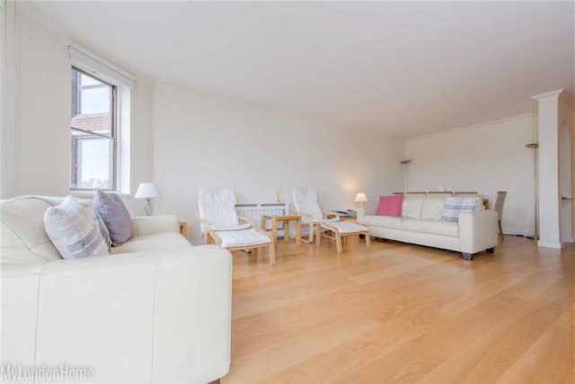  Image of 1 bedroom Flat to rent in Nine Elms Lane London SW8 at Riverside Court, Nine Elms Lane, Vauxhall, London SW8