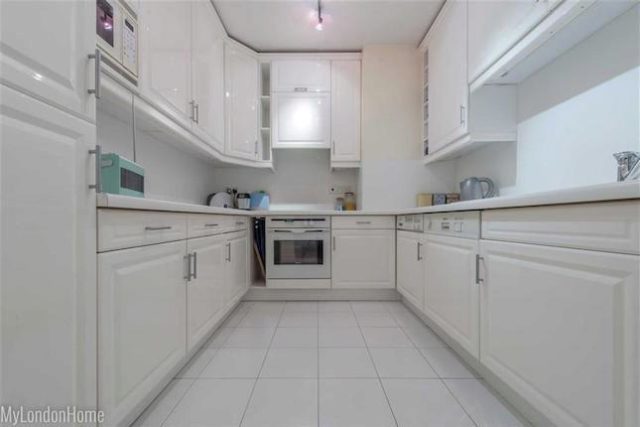  Image of 1 bedroom Flat to rent in Nine Elms Lane London SW8 at Riverside Court, Nine Elms Lane, Vauxhall, London SW8