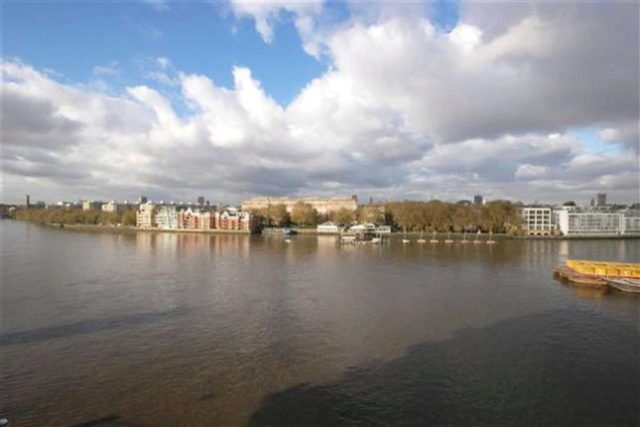  Image of 1 bedroom Flat to rent in Nine Elms Lane London SW8 at Riverside Court, Nine Elms Lane, Vauxhall, London SW8