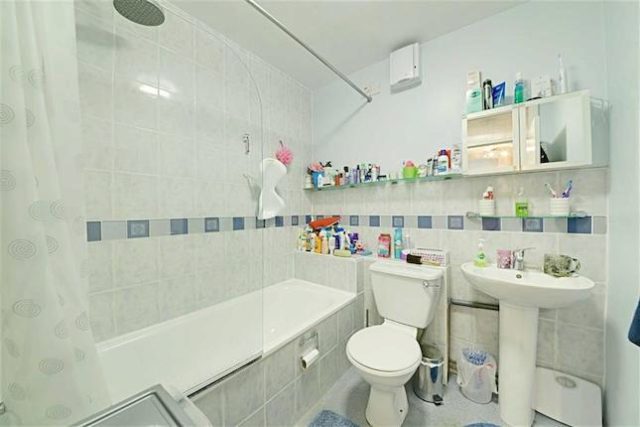  Image of 2 bedroom Flat for sale in Brampton Grove London NW4 at Brampton Grove, Hendon, London NW4