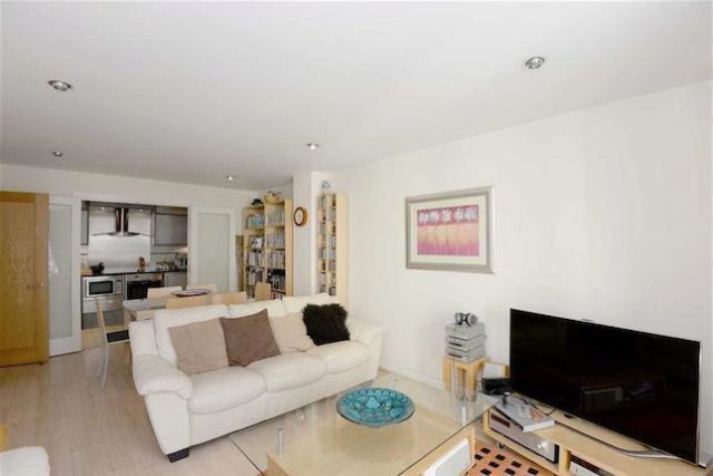  Image of 2 bedroom Flat to rent in St. George Wharf London SW8 at Drake House, St George Wharf, Vauxhall, London SW8