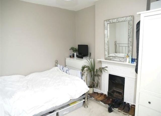  Image of 2 bedroom Cottage for sale in Chessington Road Ewell Epsom KT19 at Chessington Road, West Ewell, Epsom KT19