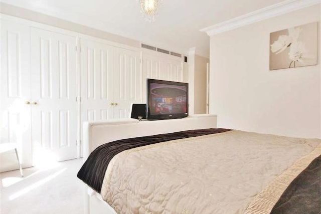  Image of 2 bedroom Flat to rent in Westminster Bridge Road London SE1 at Walpole House, Westminster Square, London SE1