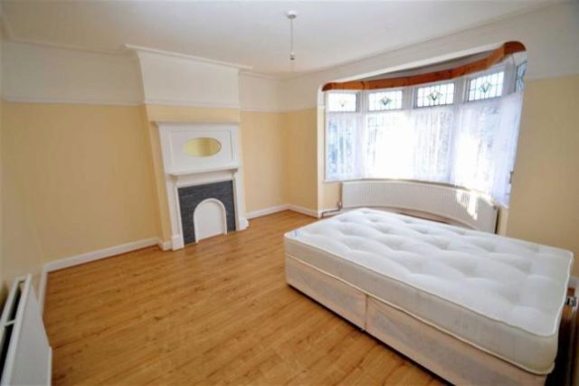  Image of 4 bedroom Semi-Detached house to rent in Somersby Gardens Ilford IG4 at Somersby Gardens, Redbridge, Essex IG4