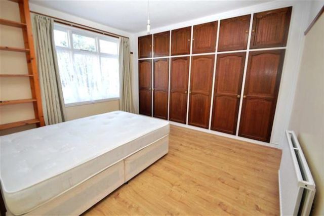  Image of 4 bedroom Semi-Detached house to rent in Somersby Gardens Ilford IG4 at Somersby Gardens, Redbridge, Essex IG4