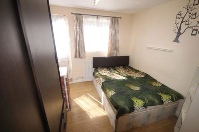  Image of Studio flat to rent in Falcon Way Kenton Harrow HA3 at Falcon Way, Harrow HA3