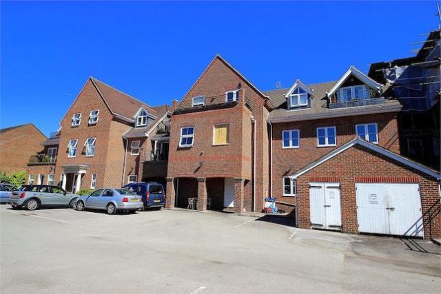  Image of 1 bedroom Flat for sale in The Broadway Farnham Common Slough SL2 at The Broadway, Farnham Common, Buckinghamshire SL2