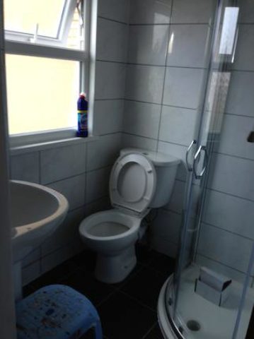  Image of 3 bedroom Flat to rent in High Road Chadwell Heath Romford RM6 at High Road, Chadwell Heath RM6