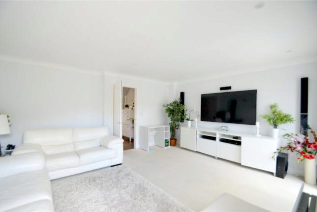  Image of 4 bedroom Semi-Detached house to rent in Orchard Avenue Croydon CR0 at Orchard Avenue, Croydon CR0