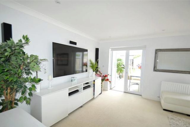  Image of 4 bedroom Semi-Detached house to rent in Orchard Avenue Croydon CR0 at Orchard Avenue, Croydon CR0