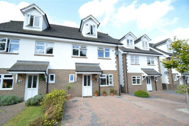  Image of 4 bedroom Semi-Detached house to rent in Orchard Avenue Croydon CR0 at Orchard Avenue, Croydon CR0