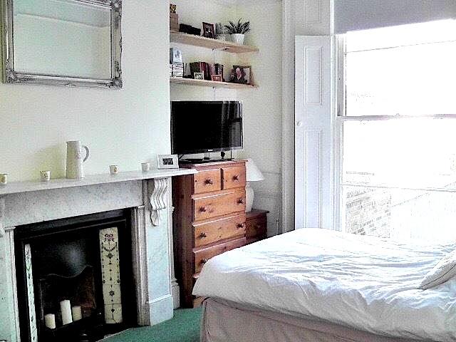  Image of Studio flat to rent in Castlebar Road London W5 at Castlebar road