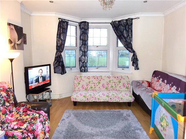  Image of 2 bedroom Houses to rent in Livingstone Road Hounslow TW3 at Living stone road