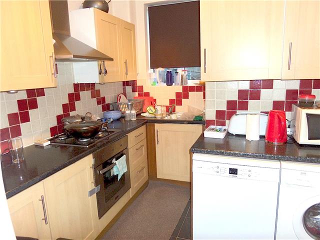  Image of 2 bedroom Houses to rent in Livingstone Road Hounslow TW3 at Living stone road