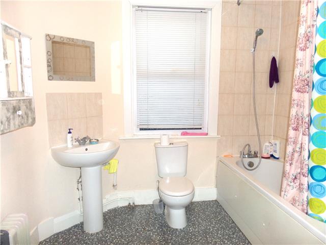  Image of 2 bedroom Houses to rent in Livingstone Road Hounslow TW3 at Living stone road
