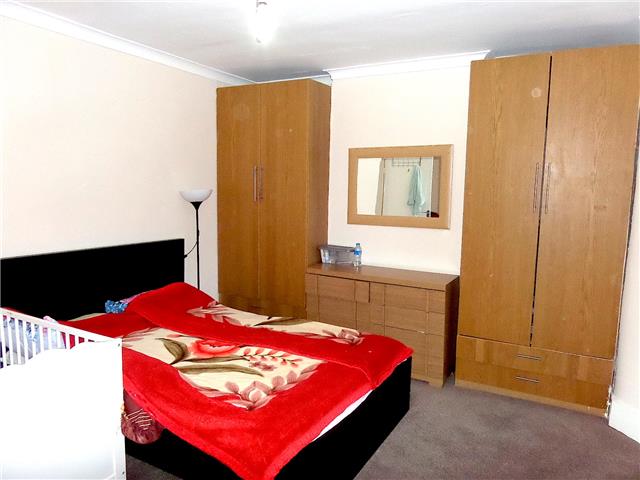  Image of 2 bedroom Houses to rent in Livingstone Road Hounslow TW3 at Living stone road