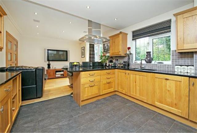  Image of 4 bedroom Detached house to rent in St. Thomas Drive Pinner HA5 at St. Thomas Drive, Pinner, HA5