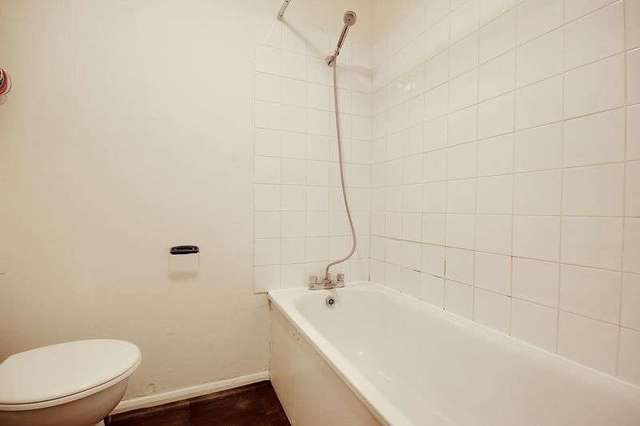  Image of 1 bedroom Flat for sale in Daubeney Road London E5 at 172 Daubeney Road  London, E5 0EN