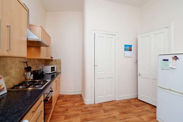  Image of 3 bedroom Flat for sale in Albert Avenue Glasgow G42 at Glasgow, G42 8RA