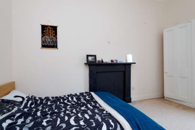 Image of 3 bedroom Flat for sale in Albert Avenue Glasgow G42 at Glasgow, G42 8RA