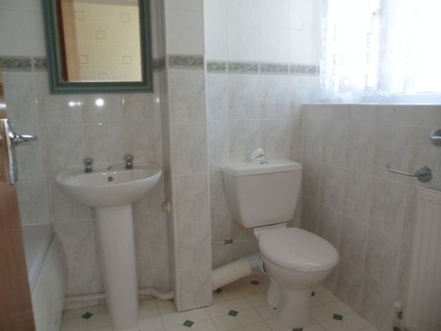  Image of 2 bedroom Flat to rent in Mead Close Paignton TQ3 at Mead Close  Paignton, TQ3 2PS