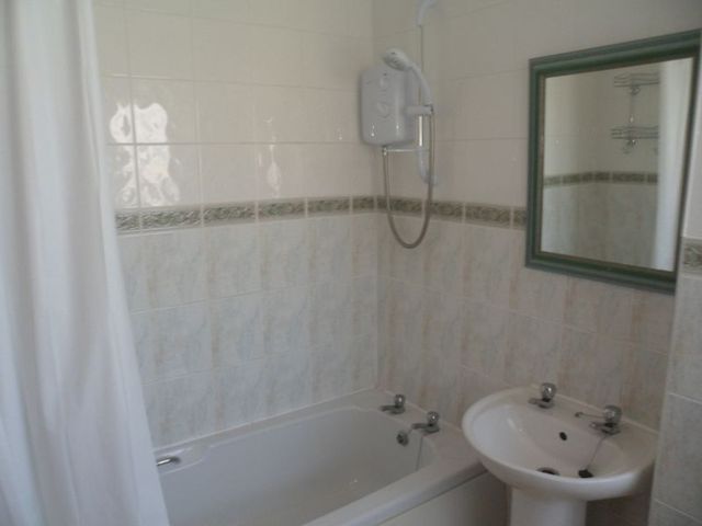  Image of 2 bedroom Flat to rent in Mead Close Paignton TQ3 at Mead Close  Paignton, TQ3 2PS
