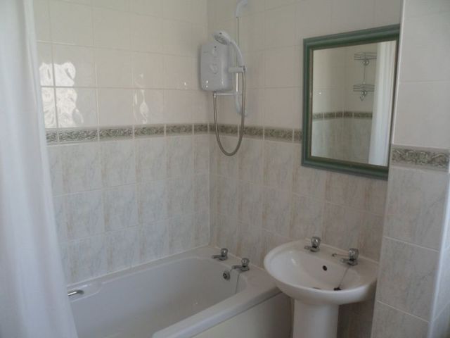  Image of 2 bedroom Flat to rent in Mead Close Paignton TQ3 at Mead Close  Paignton, TQ3 2PS