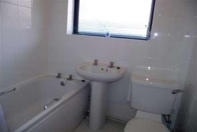 Image of 2 bedroom Bungalow to rent in Abbots Way Fareham PO15 at Fareham, PO15 5BX