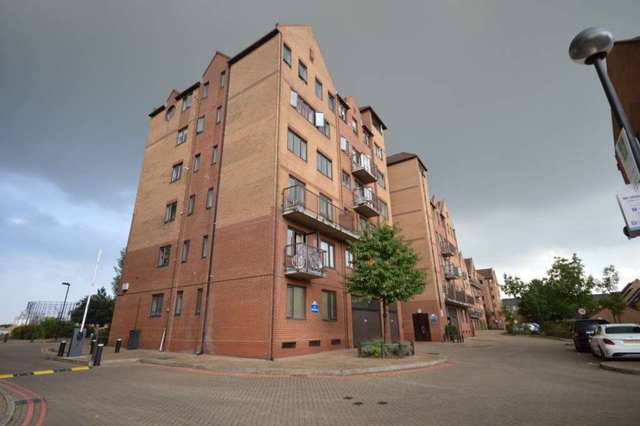  Image of 2 bedroom Apartment to rent in Amsterdam Road London E14 at Amsterdam Road Canary Wharf London, E14 3UX