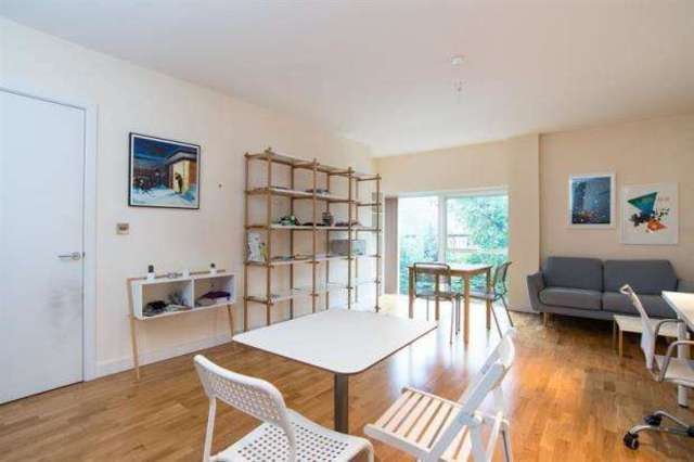  Image of 1 bedroom Flat for sale in Axminster Road London N7 at London  Holloway Road, N7 6FR