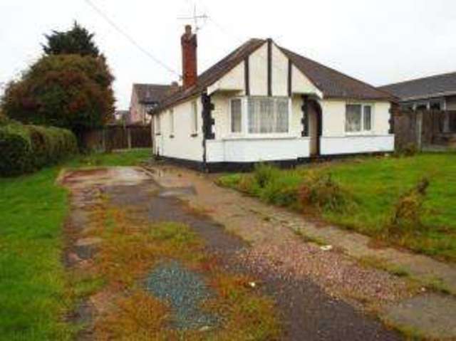  Image of 3 bedroom Bungalow for sale in Clifton Avenue Benfleet SS7 at Benfleet Essex South Benfleet, SS7 5QU