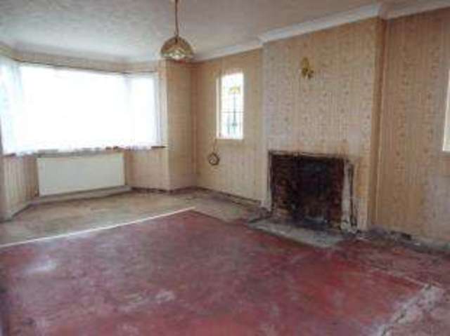  Image of 3 bedroom Bungalow for sale in Clifton Avenue Benfleet SS7 at Benfleet Essex South Benfleet, SS7 5QU