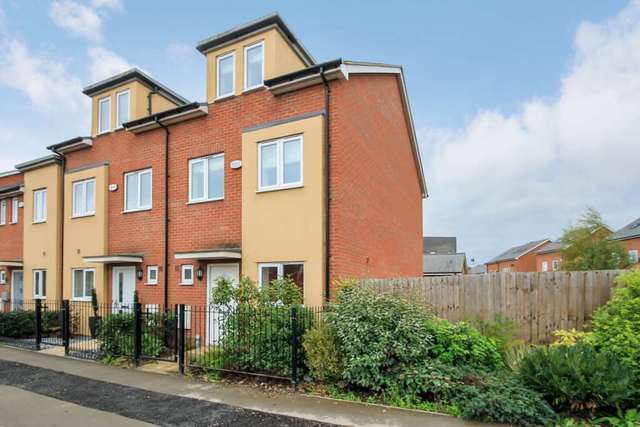  Image of 3 bedroom Town House for sale in Bicester Road Aylesbury HP18 at Bicester Road  Aylesbury, HP19 8FR