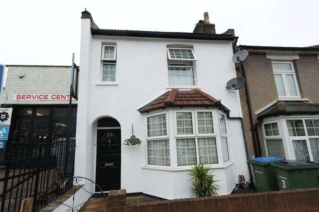  Image of 3 bedroom Terraced house for sale in Bloomfield Road London SE18 at Bloomfield Road  Woolwich, SE18 7JJ