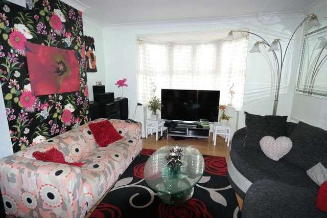  Image of 3 bedroom Terraced house for sale in Bloomfield Road London SE18 at Bloomfield Road  Woolwich, SE18 7JJ
