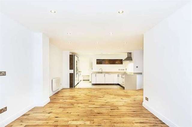  Image of 3 bedroom Flat to rent in Cann Hall Road London E11 at London, E11 3NL
