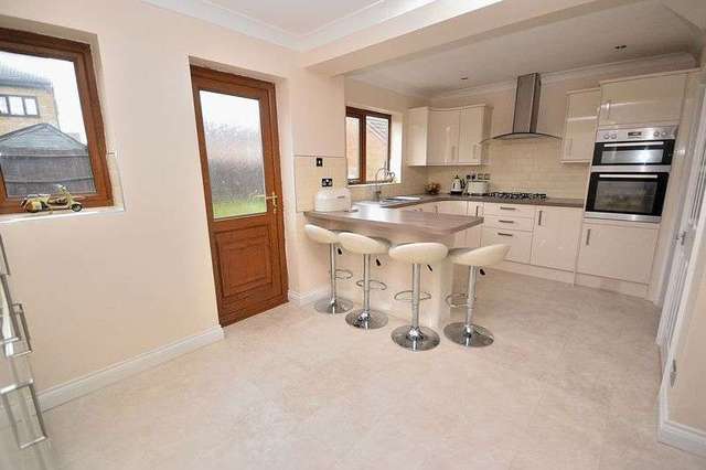  Image of 5 bedroom Detached house for sale in Charndon Close Luton LU3 at Charndon Close  Luton, LU3 4DU