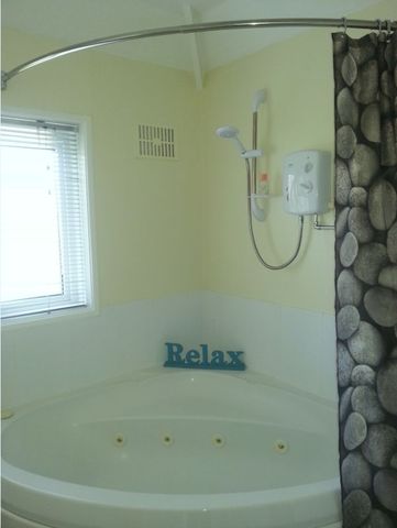  Image of 3 bedroom Semi-Detached house to rent in Copse View Selsdon South Croydon CR2 at Copse View  South Croydon, CR2 8HH