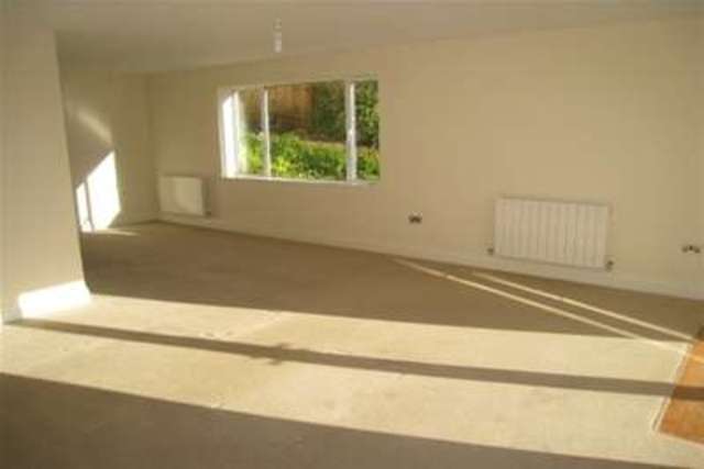 Image of 2 bedroom Flat to rent in East Cliff Road Dawlish EX7 at Dawlish, EX7 0EL